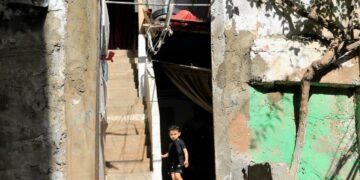 BEIRUT, Seorang anak laki-laki terlihat di sebuah gang di kamp pengungsi Mar Elias di Beirut, Lebanon, pada 23 Mei 2022. (Xinhua/Liu Zongya)