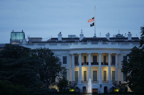 WASHINGTON, Bendera Amerika Serikat (AS) dikibarkan setengah tiang di atas Gedung Putih di Washington DC, AS, pada 24 Mei 2022. Sedikitnya 19 anak-anak dan dua orang dewasa tewas dalam insiden penembakan di Sekolah Dasar Robb di Uvalde, Texas, pada Selasa (24/5). (Xinhua/Ting Shen)