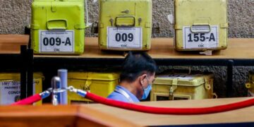 QUEZON CITY, Seorang pegawai terlihat di depan kotak suara dalam sesi gabungan kongres untuk penganvasan suara pemilihan presiden dan wakil presiden 2022 di Dewan Perwakilan Rakyat (DPR) Filipina di Quezon City, Filipina, pada 24 Mei 2022. (Xinhua/Rouelle Umali)