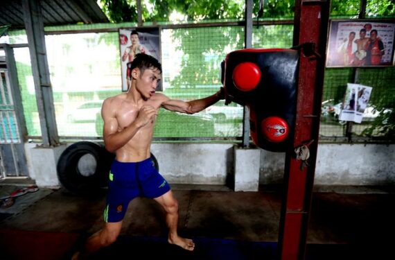 YANGON, Seorang atlet amatir Lethwei, yang juga dikenal sebagai tinju tradisional Myanmar, berlatih di sasana tinju Nagar Man di Yangon, Myanmar, pada 24 Mei 2022. (Xinhua/U Aung)
