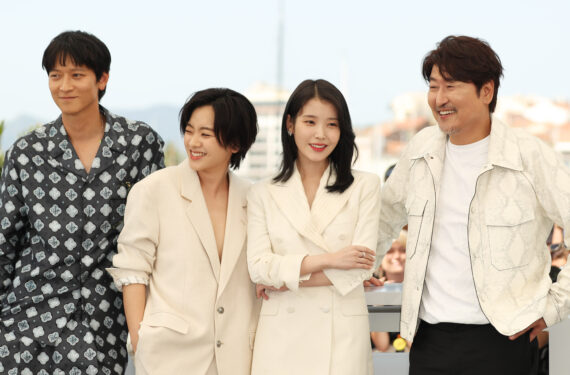 CANNES, Aktor dan aktris Korea Selatan Gang Dong-won, Lee Joo-young, Lee Ji-eun, dan Song Kang-Ho (dari kiri ke kanan) berpose dalam sebuah sesi pemotretan untuk film "Broker (Les Bonnes Etoiles)" yang ditampilkan dalam Kompetisi Resmi pada Festival Film Cannes ke-75 di Cannes, Prancis selatan, pada 27 Mei 2022. (Xinhua/Gao Jing)
