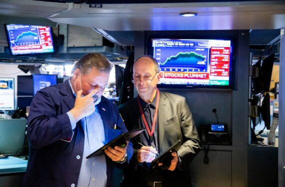 Para pialang bekerja di lantai perdagangan New York Stock Exchange (NYSE) di New York, Amerika Serikat, pada 5 Mei 2022. (Xinhua/Michael Nagle)