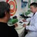Dokter desa Chen Shaojie mengukur tekanan darah seorang penduduk desa di klinik desa di Desa Chenjiagou, wilayah Wenxian, Provinsi Henan, China tengah, pada 14 Desember 2020. (Xinhua/Li Jianan)