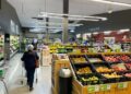 Sejumlah orang berbelanja di sebuah pasar swalayan di Wellington, Selandia Baru, pada 8 April 2022. (Xinhua/Guo Lei)