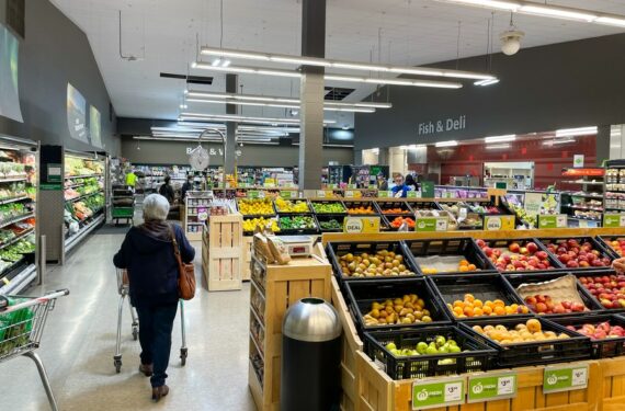 Sejumlah orang berbelanja di sebuah pasar swalayan di Wellington, Selandia Baru, pada 8 April 2022. (Xinhua/Guo Lei)