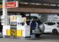 Seorang pria mengisi bahan bakar kendaraan di sebuah stasiun pengisian bahan bakar umum (SPBU) di Berlin, ibu kota Jerman, pada 11 Mei 2022. (Xinhua/Stefan Zeitz)