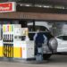 Seorang pria mengisi bahan bakar kendaraan di sebuah stasiun pengisian bahan bakar umum (SPBU) di Berlin, ibu kota Jerman, pada 11 Mei 2022. (Xinhua/Stefan Zeitz)