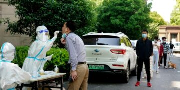 Sejumlah warga mengantre untuk menjalani tes COVID-19 di Shanghai, China timur, pada 17 Mei 2022. (Xinhua/Liu Ying)