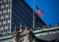 Bendera Amerika Serikat (AS) berkibar setengah tiang di atas New York County Surrogate's Court di New York City, AS, pada 12 Mei 2022. (Xinhua/Michael Nagle)