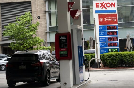 Harga bensin ditampilkan di sebuah stasiun pengisian bahan bakar umum (SPBU) di Washington DC, Amerika Serikat, pada 11 Mei 2022. (Xinhua/Liu Jie)