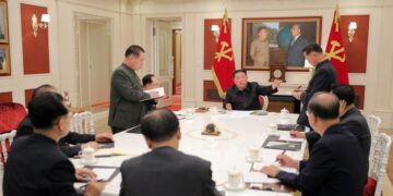 Foto yang disediakan oleh Korean Central News Agency (KCNA) ini menunjukkan Kim Jong Un (tengah), Ketua Partai Buruh Korea (Worker's Party of Korea/WPK) sekaligus Pemimpin Tertinggi Republik Rakyat Demokratik Korea (RRDK), memandu sebuah pertemuan di Presidium Biro Politik Komite Sentral WPK untuk membahas kondisi terkini krisis kesehatan pada 17 Mei 2022. (Xinhua/Korean Central News Agency)