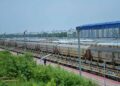 Foto yang diabadikan pada 17 Mei 2022 ini menunjukkan sejumlah kereta ekspres yang batal berangkat akibat tanah longsor dan terowongan rusak yang dipicu oleh hujan lebat di Assam, di Stasiun Kereta Agartala di Agartala, ibu kota Negara Bagian Tripura, India timur laut. (Xinhua/Str)