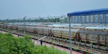Foto yang diabadikan pada 17 Mei 2022 ini menunjukkan sejumlah kereta ekspres yang batal berangkat akibat tanah longsor dan terowongan rusak yang dipicu oleh hujan lebat di Assam, di Stasiun Kereta Agartala di Agartala, ibu kota Negara Bagian Tripura, India timur laut. (Xinhua/Str)
