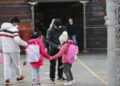 Anak-anak saling menyapa saat mereka tiba di sekolah di New York, Amerika Serikat, pada 7 Maret 2022. (Xinhua/Wang Ying)