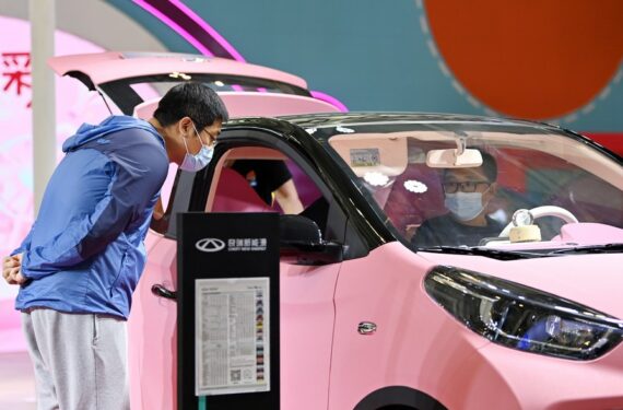 Para pengunjung mengamati sebuah mobil energi baru dari produsen mobil China Chery dalam ajang China (Tianjin) Auto Show 2021 di Tianjin, China utara, pada 29 September 2021. (Xinhua/Li Ran)