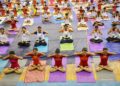 Para sukarelawan Skema Layanan Nasional (NSS) berlatih yoga di aula indoor kompleks olahraga negara bagian di Agartala, ibu kota Negara Bagian Tripura, India timur laut, pada 14 Mei 2022. (Xinhua/Str)