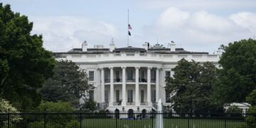 Bendera nasional Amerika Serikat (AS) berkibar setengah tiang di Gedung Putih untuk mengenang 1 juta warga Amerika yang meninggal akibat COVID-19 di Washington DC, Amerika Serikat, pada 12 Mei 2022. (Xinhua/Liu Jie)