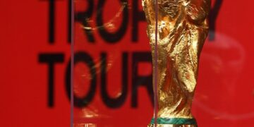 Trofi Piala Dunia dipamerkan dalam acara Tur Trofi Piala Dunia FIFA di Kuwait City, Kuwait, pada 16 Mei 2022. (Xinhua)