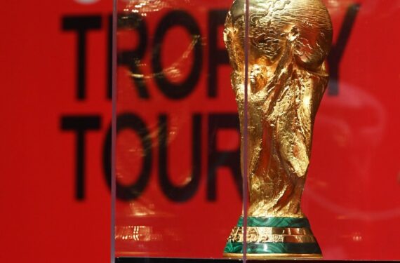 Trofi Piala Dunia dipamerkan dalam acara Tur Trofi Piala Dunia FIFA di Kuwait City, Kuwait, pada 16 Mei 2022. (Xinhua)