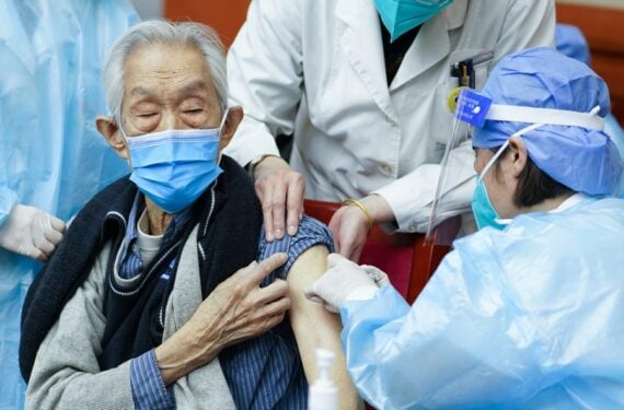 Tenaga kesehatan menyuntikkan dosis vaksin COVID-19 kepada seorang warga lanjut usia di Distrik Dongcheng, Beijing, ibu kota China, pada 18 April 2022. (Xinhua/Ju Huanzong)