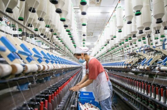 Seorang staf bekerja di lini produksi sebuah perusahaan tekstil di Nanmo yang terletak di Kota Hai'an, Provinsi Jiangsu, China timur, pada 28 Februari 2022. (Xinhua/Zhai Huiyong)