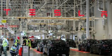 Para staf bekerja di Gigafactory Tesla di Shanghai, China timur, pada 20 November 2020. (Xinhua/Ding Ting)