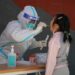 Tenaga kesehatan mengambil sampel usap (swab) dari seorang anak untuk tes asam nukleat di sebuah kawasan permukiman di Distrik Haidian, Beijing, ibu kota China, pada 13 Mei 2022. (Xinhua/Ren Chao)