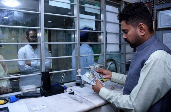 Seorang petugas tempat penukaran uang menghitung dolar AS di sebuah gerai di kota pelabuhan Karachi, Pakistan selatan, pada 7 April 2022. (Xinhua/Str)