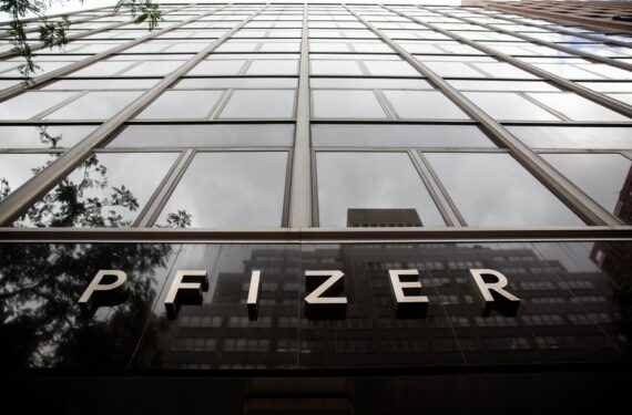 Foto yang diabadikan pada 23 Agustus 2021 ini menunjukkan papan nama Pfizer di Kantor Pusat Global Pfizer di New York City, Amerika Serikat. (Xinhua/Michael Nagle)