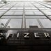 Foto yang diabadikan pada 23 Agustus 2021 ini menunjukkan papan nama Pfizer di Kantor Pusat Global Pfizer di New York City, Amerika Serikat. (Xinhua/Michael Nagle)