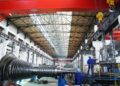 Sejumlah staf sibuk bekerja di sebuah pabrik Harbin Turbine Company Ltd. yang berada di bawah naungan Harbin Electric Corporation di Harbin, Provinsi Heilongjiang, China timur laut, pada 7 Mei 2022. (Xinhua/Wang Jianwei)