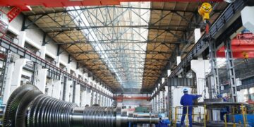 Sejumlah staf sibuk bekerja di sebuah pabrik Harbin Turbine Company Ltd. yang berada di bawah naungan Harbin Electric Corporation di Harbin, Provinsi Heilongjiang, China timur laut, pada 7 Mei 2022. (Xinhua/Wang Jianwei)