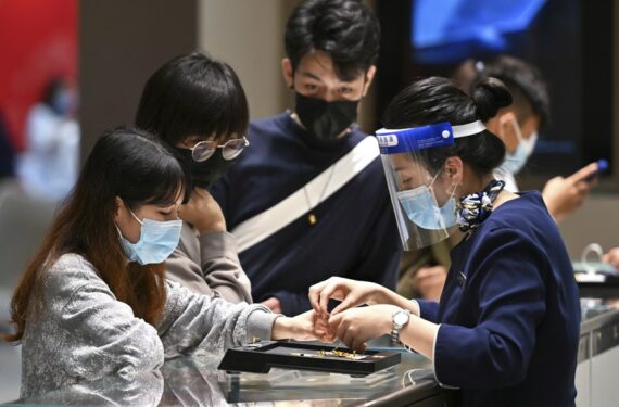 Para pelanggan mengunjungi pusat perbelanjaan bebas bea di Haikou, Provinsi Hainan, China selatan, pada 2 Mei 2022. (Xinhua/Guo Cheng)