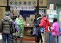 Sejumlah warga mengantre untuk menjalani vaksin COVID-19 di sebuah lokasi vaksinasi di Hong Kong, China selatan, pada 22 Februari 2022. (Xinhua/Lo Ping Fai)