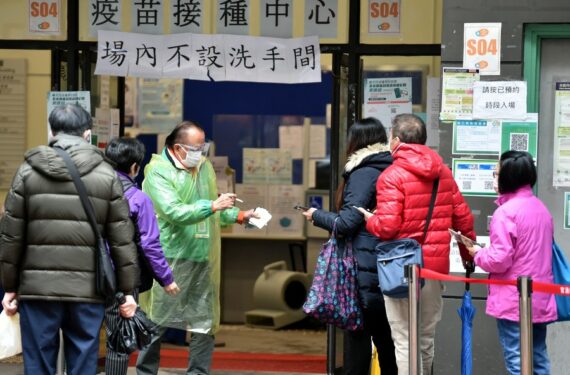 Sejumlah warga mengantre untuk menjalani vaksin COVID-19 di sebuah lokasi vaksinasi di Hong Kong, China selatan, pada 22 Februari 2022. (Xinhua/Lo Ping Fai)