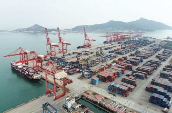 Foto dari udara yang diabadikan pada 7 Maret 2022 ini menunjukkan sejumlah peti kemas di Pelabuhan Lianyungang di Provinsi Jiangsu, China timur. (Xinhua/Wang Jianmin)
