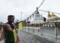 Sejumlah lampu minyak dan bendera doa dipersembahkan di Namo Buddha di Kavre, Nepal, pada 15 Mei 2022, untuk merayakan Hari Raya Waisak. (Xinhua/Hari Maharjan)