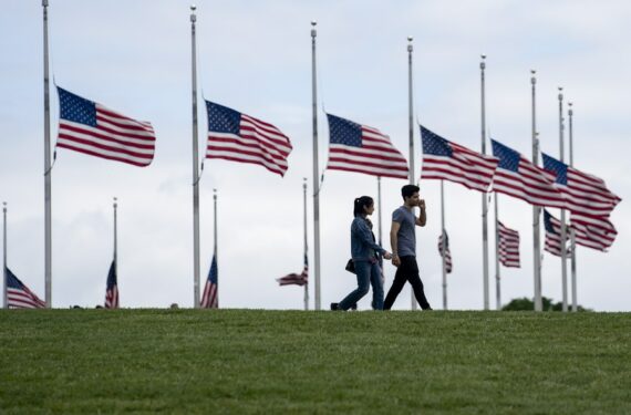 Bendera nasional Amerika Serikat (AS) berkibar setengah tiang di Monumen Washington untuk mengenang 1 juta warga Amerika yang meninggal akibat COVID-19 di Washington DC, AS, pada 12 Mei 2022. (Xinhua/Liu Jie)