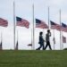 Bendera nasional Amerika Serikat (AS) berkibar setengah tiang di Monumen Washington untuk mengenang 1 juta warga Amerika yang meninggal akibat COVID-19 di Washington DC, AS, pada 12 Mei 2022. (Xinhua/Liu Jie)