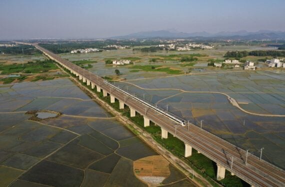 Foto dari udara menampilkan sebuah kereta cepat melaju melintasi jembatan di atas persawahan di wilayah Binyang, Daerah Otonom Etnis Zhuang Guangxi, China selatan, pada 4 April 2022. (Xinhua/Huang Xiaobang)