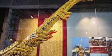 Foto yang diabadikan pada 17 Mei 2022 ini menunjukkan buritan (stern) sebuah tongkang kerajaan di Museum Nasional Tongkang Kerajaan di Bangkok, Thailand. (Xinhua/Wang Teng)