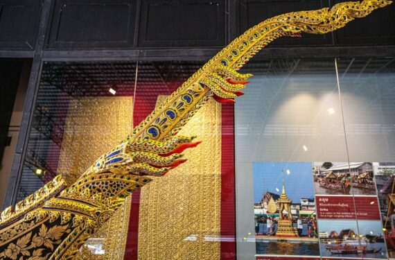 Foto yang diabadikan pada 17 Mei 2022 ini menunjukkan buritan (stern) sebuah tongkang kerajaan di Museum Nasional Tongkang Kerajaan di Bangkok, Thailand. (Xinhua/Wang Teng)