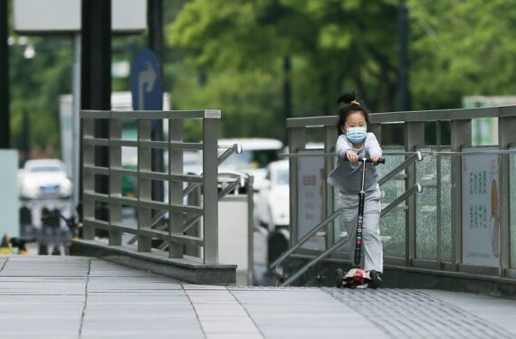 Seorang anak bermain di sebuah jalan di Shanghai pada 17 Mei 2022. Shanghai di China timur telah berhasil memutus rantai penularan COVID-19 di masyarakat di seluruh 16 distriknya, kata seorang pejabat kota itu pada Selasa (17/5). (Xinhua/Ding Ting)