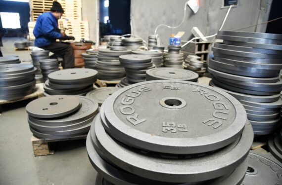 Seorang pekerja tampak sibuk di lini produksi sebuah pabrik peralatan olahraga di wilayah Wulian, Provinsi Shandong, China timur, pada 2 Maret 2021. Pabrik-pabrik peralatan olahraga di wilayah Wulian telah mengekspor produk mereka ke sekitar 20 negara dan kawasan. (Xinhua/Wang Kai)