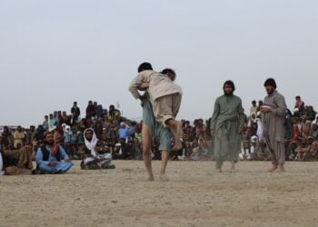 Para pegulat bertanding dalam sebuah kompetisi gulat tradisional di Kota Ghazni, Afghanistan, pada 5 Mei 2022. (Xinhua/Rahmat Marjankhil)