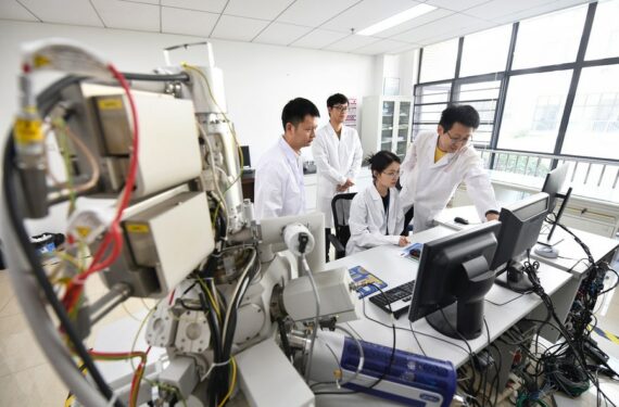 Para anggota tim litbang bekerja di laboratorium Institut Tenaga Nuklir China di Chengdu, Provinsi Sichuan, China barat daya, pada 28 April 2022. (Xinhua/Liu Kun)