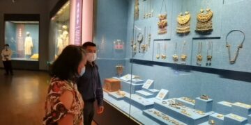 Foto yang diabadikan pada 11 Mei ini menunjukkan Lim dan Meli sedang berkunjung ke Museum Kebangsaan Guangxi. (Xinhua/Huang Qinggang)