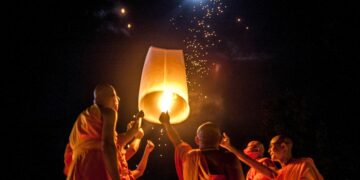 Para biksu Buddha menerbangkan lampion dalam upacara peringatan Hari Raya Waisak di Candi Borobudur di Magelang, Jawa Tengah, pada 16 Mei 2022. (Xinhua/Agung Supriyanto)