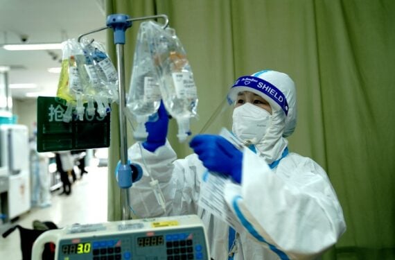 Seorang tenaga kesehatan memberikan infus kepada pasien di ruang gawat darurat Rumah Sakit Minhang yang berafiliasi dengan Universitas Fudan di Shanghai, China timur, pada 20 April 2022. (Xinhua/Zhang Jiansong)