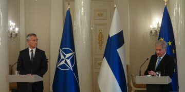 Presiden Finlandia Sauli Niinisto (kanan) dan Sekretaris Jenderal Pakta Pertahanan Atlantik Utara (North Atlantic Treaty Organization/NATO) Jens Stoltenberg yang sedang berkunjung menghadiri sebuah konferensi pers gabungan di Helsinki, Finlandia, pada 25 Oktober 2021. (Xinhua/Chen Jing)